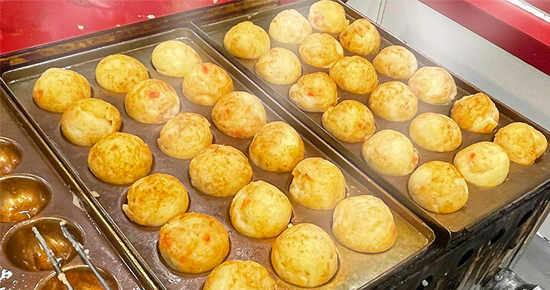 板橋区仲宿 【たこ焼き いわっち！】のたこ焼きは,強火で一気に焼き上げることで、外はカリッと、中はとろっと。 焼き上がりのスピードも早いので、できたてをお待たせしません。やけどに注意しながら、はふはふしながら、いくつで食べられちゃう！ これがリピーターが多い理由です。